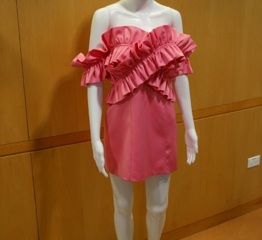 L'une des robes commercialisées par Zara et faite en partie de gaz à effet de serre recylclés grâce à la technologie de LanzaTech, dans les locaux de cette entrepris à Skokie, aux Etats-Unis, le 28 novembre 2022 (AFP - KAMIL KRZACZYNSKI)