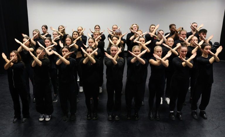 Des élèves exécutent une danse de