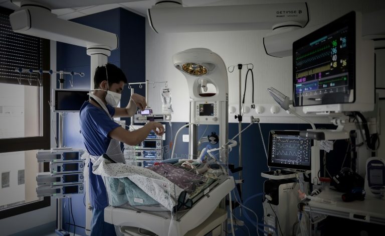 Un soignant s'occupe d'un bébé souffrant de bronchiolite dans l'unité des urgences pédiatriques de l'hôpital Pellegrin de Bordeaux, le 3 novembre 2022 en Gironde (AFP/Archives - Philippe LOPEZ)